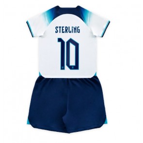 England Raheem Sterling #10 Replika Babytøj Hjemmebanesæt Børn VM 2022 Kortærmet (+ Korte bukser)